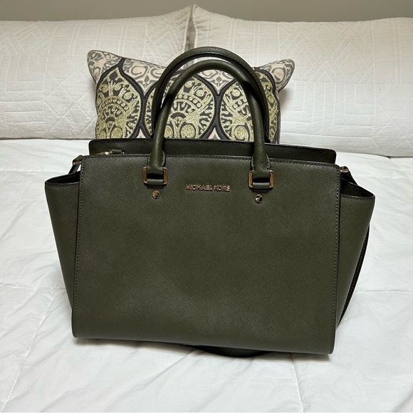 Michael Kors Selma Handbag with crossbody strap - Picture 11 of 15